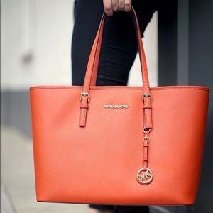 Michael Kors shoulder bag!! Barely used!